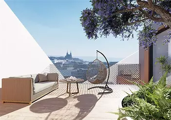 Střešní terasa s dřevěnou podlahou, moderním nábytkem a výhledem na město, nabízí relaxaci s výhledem a příjemnou atmosféru.