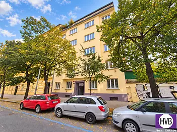 podzimni-ulice-s-bytovym-domem-a-auty.png