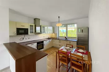 kuchyně s backsplash, digestoř, u tvarované kuchyně, deformace, a mikrovlnná trouba
