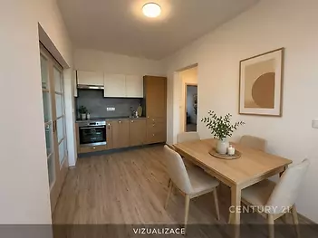 Jídelní kout s dřevěným stolem a židlemi, moderní kuchyň v pozadí, parketová podlaha a světlý interiér, minimalistický styl.