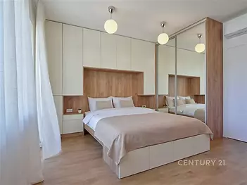 Prostorná ložnice, vestavěné skříně, parketová podlaha, moderní design, velká okna zajišťují světlost a vzdušnost, elegantní uspořádání.