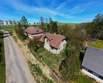 Rodinný dům na venkově s nevyužitou zahradou, šikmá střecha z pálených tašek, klidná lokalita obklopená zelení, ideální k rekonstrukci.