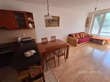 Prostorný obývací pokoj zařízený nábytkem