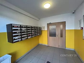 Vstupní hala domu s poštovními schránkami