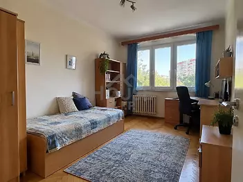 tulná ložnice s pracovním koutem
