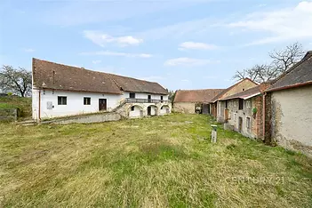 Venkovské stavení s rozlehlým dvorem, původní cihlová konstrukce, nutná rekonstrukce, ideální pro přestavbu na rodinné bydlení.