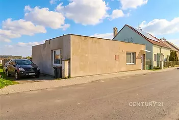 Přízemní rodinný dům s plochou střechou, moderní fasáda, klidná lokalita, blízkost přírody, nové omítky, osobní parkovací místo.