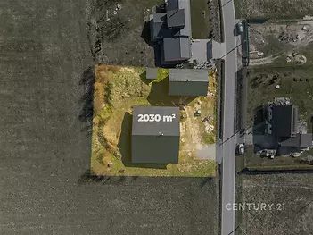 Pozemek o rozloze 2030 m² se nachází v klidné lokalitě, ideální pro stavbu rodinného domu. Dobrý přístup z asfaltové silnice, možnost zahrady či terasy.