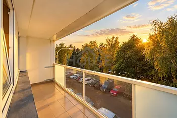 Sluncem zalitý balkon při západu slunce