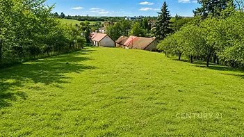Zahrada s udržovaným trávníkem a výhledem na okolní krajinu, velký pozemek ideální pro stavbu, klidná lokalita
