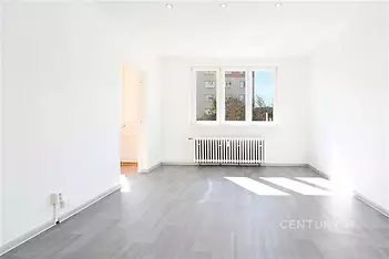 Světlý obývací pokoj s velkými okny, moderní parketová podlaha, bílý strop s vestavěným osvětlením, nově rekonstruovaný stav.