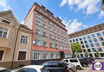 slunecna-ulice-s-mestskou-architekturou.png