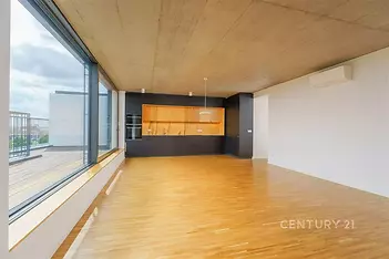 Prostorný obývací pokoj s parketovou podlahou a velkými okny, moderní vestavěná kuchyň, světlé provedení a otevřený prostor