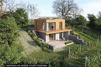 Moderní dům s dřevěným obkladem, zasazený v zalesněné krajině, s velkými okny a terasou, představuje inspirativní využití pozemku.