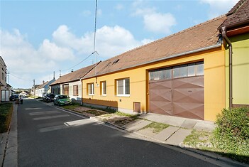 Rodinný dům s garáží, nová fasáda, klidná lokalita. Přízemní stavba, vhodná pro rodiny. asfaltová silnice, blízko centra obce.