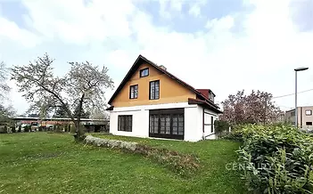 Rodinný dům se zahradou, velká okna, dřevěný obklad, klidná lokalita, dobrý stav, vhodný pro rodinné bydlení.