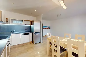 Obývací pokoj s kuchyní a jídelním koutem
