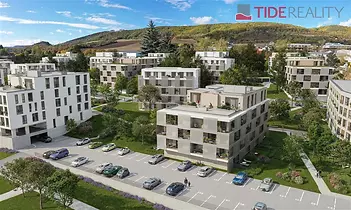 Moderní bytový komplex s prostornými balkony a parkováním, obklopen zelení a kopci, nabízí moderní bydlení v klidné lokalitě.