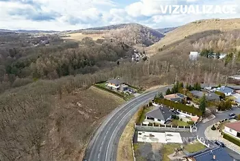 Chata v klidné lokalitě, obklopená přírodou s výhledem na lesy a kopce, vyniká moderní architekturou a prostornou terasou.