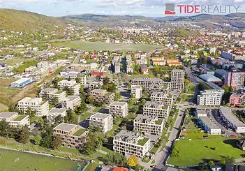Nový bytový komplex obklopený zelení a moderní architekturou, nabízí prostorné byty s velkými okny a parketovými podlahami, ideální pro rodiny