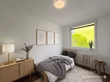 Světlá ložnice s parketovou podlahou, moderní výzdobou a velkým oknem, které propouští dostatek denního světla, útulný a elegantní prostor.