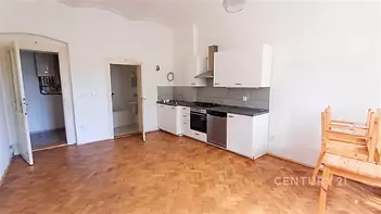 Kuchyň s přístupem do koupelny