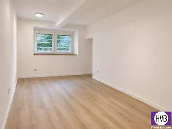 minimalist-pokoj-s-vyhledem-do-zelene.png