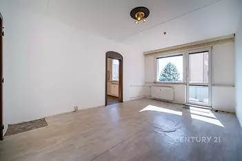 Obývací pokoj se vstupem na balkon