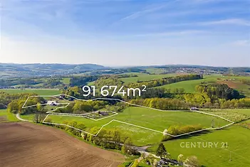 Velký pozemek v malebné krajině, vhodný pro zemědělství nebo výstavbu, s výměrou 91 674 m², obklopený přírodou a zelení
