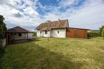 Pergola pro nerušený odpočinek a prostorná stodola pro možnou dílnu nebo uskladnění věcí