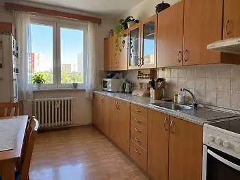 Světlá útulná kuchyně s výhledem