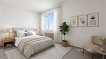 Světlá ložnice s moderním designem, obsahuje velká okna a parketovou podlahu, minimalistický nábytek a dekorace v neutrálních barvách.
