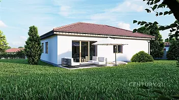 Jednopodlažní rodinný dům s červenou taškovou střechou, moderní fasádou a velkými okny, obklopený zeleným trávníkem a venkovním posezením