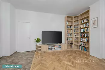 Světlý obývací pokoj s parketovou podlahou, moderní vestavěnou knihovnou a velkou televizí, ideální pro relaxaci.