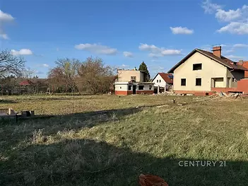 Na pozemku se nechází dům s vydaným demoličním výměrem