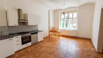 Prostorná kuchyň s jídelním koutem