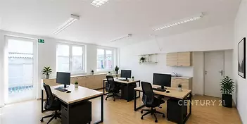Světlá kancelář s moderním nábytkem, parketovou podlahou, velkými okny a vestavěnými skříněmi, ideální pro podnikání