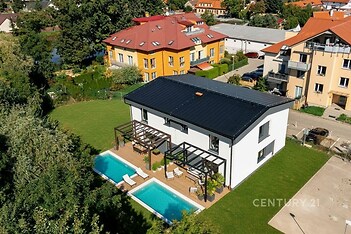 Pohled na dům z JZ