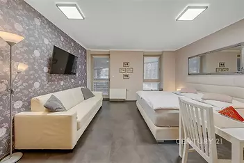 Prostorná ložnice s moderními prvky, parketová podlaha, velká okna, elegantní tapety na zdi, vybavená světlem a pohodlným nábytkem.