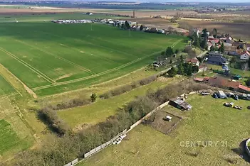 Pozemek s výhledem do krajiny, nachází se v klidné části vesnice. Vhodný pro stavbu rodinného domu, nabízí soukromí a přístup k přírodě.
