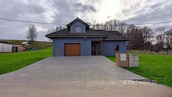 Moderní rodinný dům, šedá fasáda, střecha z tašek, velká příjezdová cesta, klidná lokalita, nové oplocení, prostorná zahrada.