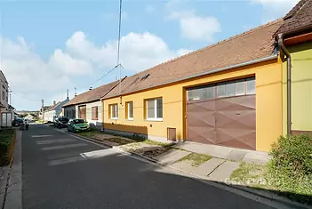 Rodinný dům s garáží, nová fasáda, klidná lokalita. Přízemní stavba, vhodná pro rodiny. asfaltová silnice, blízko centra obce.